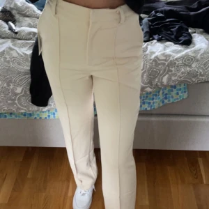 kostymbyxor NA-KD - midrise kostymbyxor från na-kd, aldrig använda endast testade