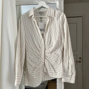 Skjorta blus från zara - Säljder denna kritstrecksrandiga skjortan från zara, använd en gång (lappen är ej kvar), men helt som ny!❤️