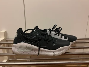 Under Armour delivery free - Curry Low 4 20/9.5 like new