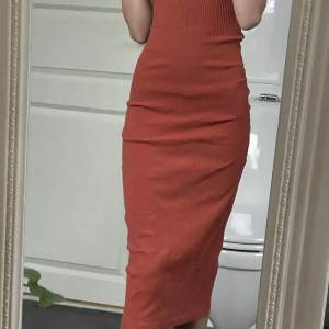 Skön orange/röd klänning från Gina Tricot, använt 2 gånger fint skick Storlek Xxs, fin till sommaren. 