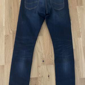 Säljer dessa snygga mörkblå Jeans från Lee, Stl 30/32, slim passform - Cond: 8/10 inget slitage eller några fläckar Meddela gärna vid frågor/intresse
