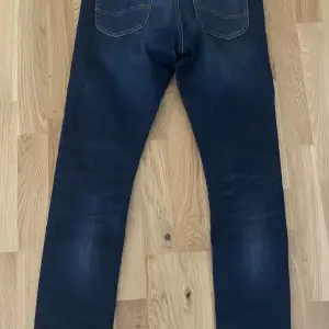 Säljer dessa snygga mörkblå Jeans från Lee, Stl 30/32, slim passform - Cond: 8/10 inget slitage eller några fläckar Meddela gärna vid frågor/intresse