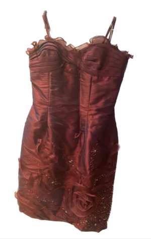 Festklänning- NY - Helt NY och snygg festklänning från Demetrios med mycket fina strass och stenar i bandeau modell, figurnära passform, med dold dragkedja bak - storlek 8 - passar perfekt till nyårsfest eller bröllop. Köpt för 2500 kr.  Säljs för 1800. 