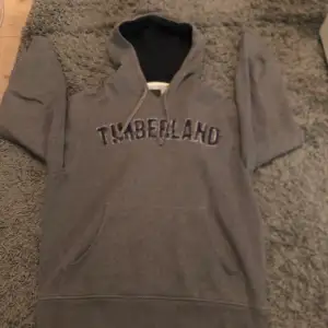 Timbaland hoodie som jag har ägt under flera år men använt bara ett par gånger. Väldigt fin skick dessutom vintage. 