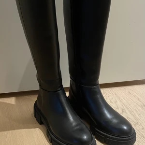 Höga boots/stövlar - Säljer mina nya stövlar som jag råkat köpa i en för liten storlek vilket jag inte insåg för än första gången jag använde dom.  Fler bilder kan skickas vid intresse.