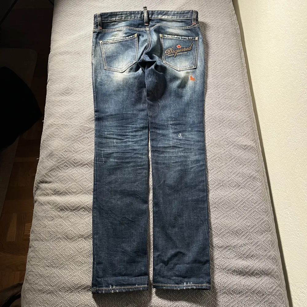 Feta byxor från dsquared2 jag säljer för jag vuxit ur dom. Använda ett fåtal gånger.  Priset går alltid att diskutera.. Jeans & Byxor.