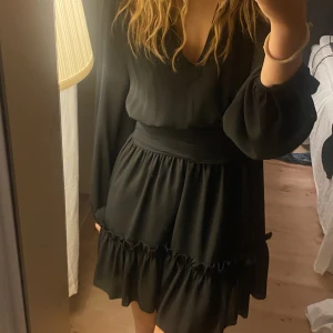 Zara klänning  - Jätte söt volang klänning från zara som aldrig kommit till användning tyvärr, prislappen är kvar❤️