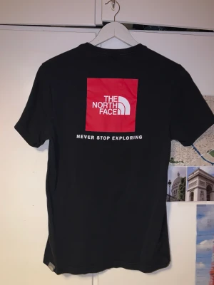 North Face tröja - Använt med ändå i bra skick förutom texten! 