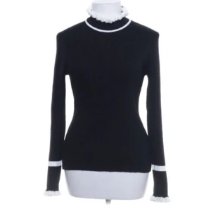 Polotröja - Supersnygg polotröja i svart m vita linjer! Säljes pga kommer inte längre till användning. Säljes för 100kr💕