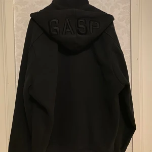 Gasp hoodie - Säljer min svarta gasp hoodie! Den är i bra skick, fler bilder eller frågor? bara att skriva🙏🏽nypris 2000kr