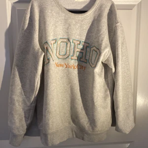 Grå sweatshirt  - Storlek M