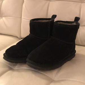 Ett par uggs liknande svarta skor, inte använda jättemycket men som man ser på bild 3 är de lite slitna på baksidan. Annars är kvalitén bra. Jätte bekväma och varma! Köparen betalar för frakt vilket är inräknat i priset.