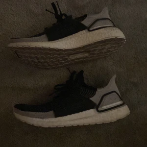 Adidas ultra boost - Köpta på adidas butiken i Sthlm, använda kanske 5 gånger på gymmet. Kostade ca 1800kr. Skriv privat om ni undrar något Vh Erik