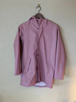 Regnjacka Gammelrosa Strl. XS - Från Stadium