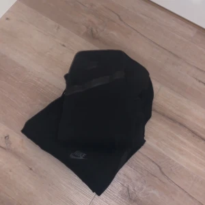 Nike sett - Säljer ett Nike sett som jag inte använder längre. Den är inte så jätte använd dvs att den är i bra skick. Säljer ganska billigt då den tar mycket plats i garderoben och jag gärna vill få sålt så jag kan köpa i annan färg. Skriv vid intresse, frågor, bild