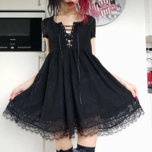 Killstar babydoll dress - Jättesöt babydoll klänning i spets från killstar. Denna är slutsåld överallt, gammal kollektion. Mycket fint skick & super bekväm. Ville först inte sälja men den används ej & tar bara plats. Vid frågor pm! Pris kan diskuteras 💅🏻