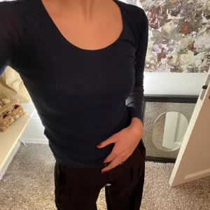 Långärmad tröja - Marinblå långärmad tröja i meshliknande material 💙💙