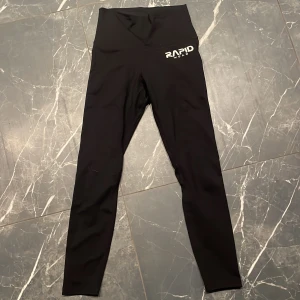 Träningstights  - Svarta Träningstights ifrån rapid wear, storlek xs och aldrig använda!:)