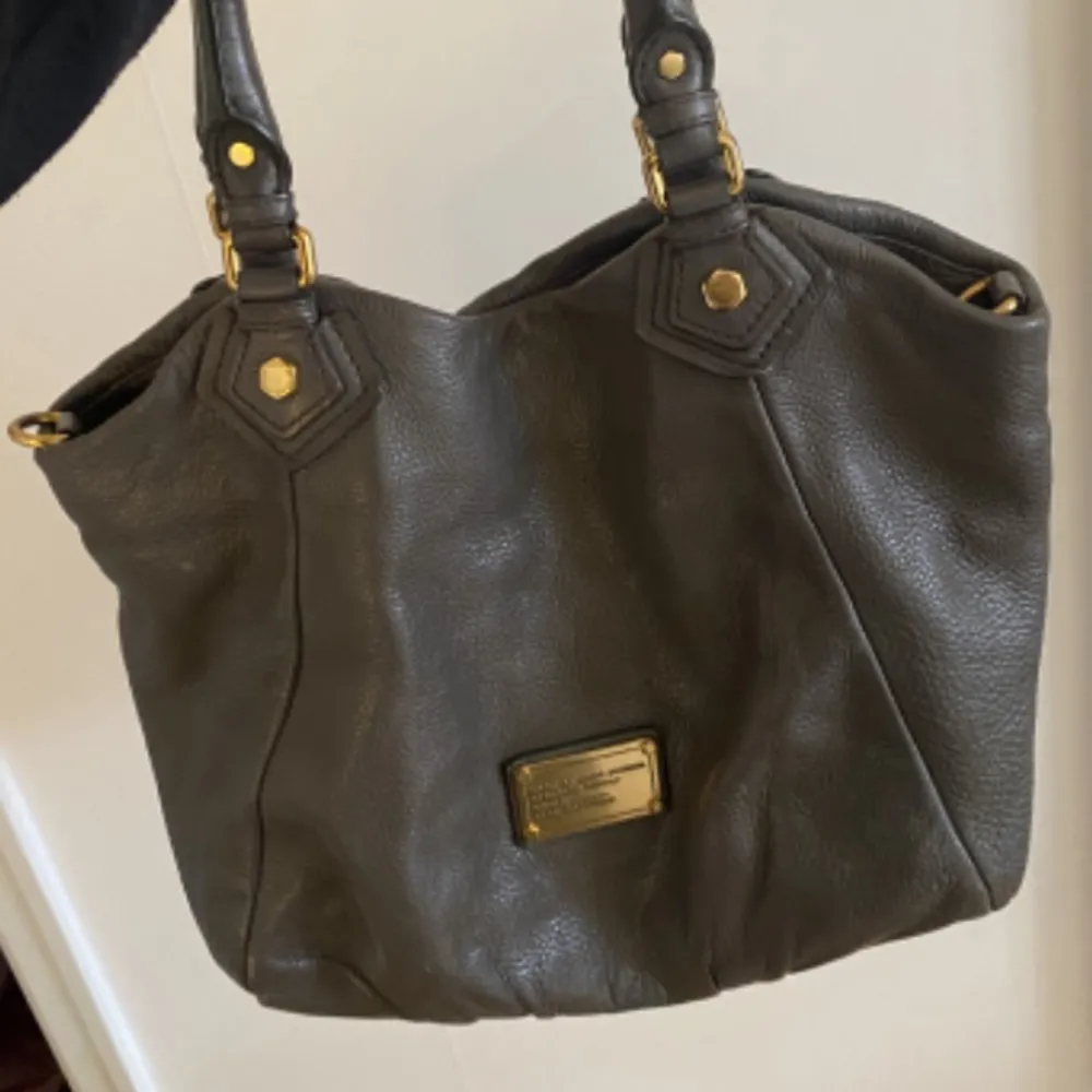 Super söt marc jacobs väska, fint skick förutom en liten smink fläck i väskan. Säljer för 1500, nypris runt 4500kr. Skriv privat för fler bilder💗☺️. Väskor.