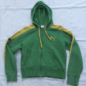 Puma - Puma hoodie med tryck på framsidan, baksidan och på ärm, passar till xs-s, ej nyskick