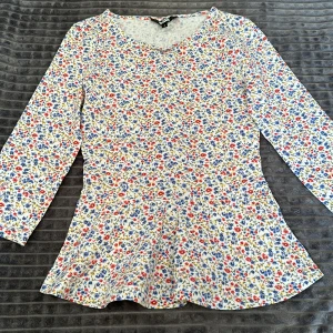 Blommog topp - I mycket bra skick så passa på :)