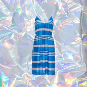 WHYRED klänning - Klänning från whyred storlek 40 liten i storlek skulle säga att den kan passa 36-38 också då man knyter den 