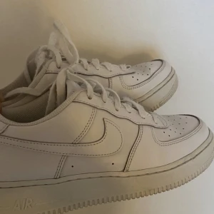 Skor - Säljer nu mina skor som jag få har användt ett par gången 