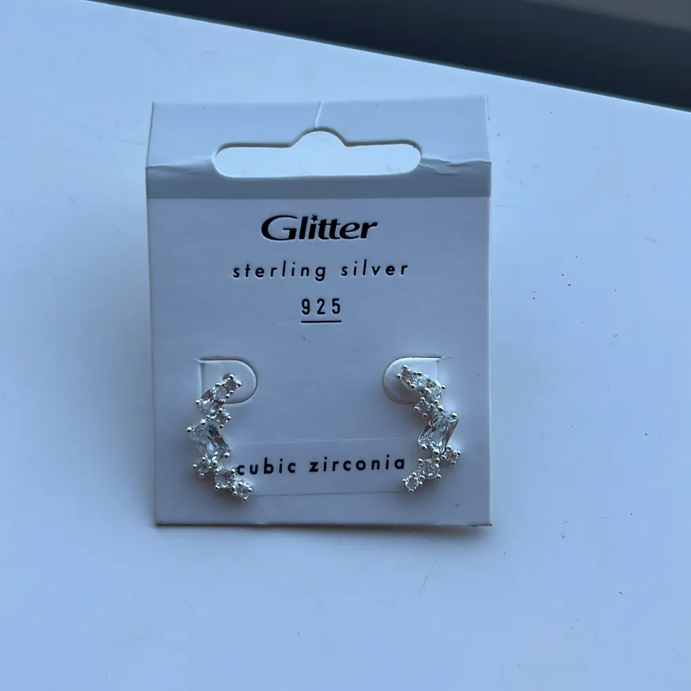 Säljer dessa fina örhängen från Glitter 🤍 Dom är helt oanvända!!. Accessoarer.