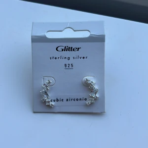 Örhängen  - Säljer dessa fina örhängen från Glitter 🤍 Dom är helt oanvända!!