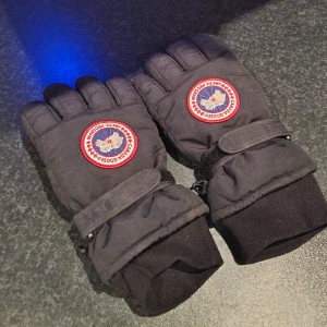 Canada goose handskar - Storlek youth L.  Bör passa flesta tjejer samt män nivå mindre storleksmässigt. Bekväma och rejäla handskar, gör precis vad som ska.