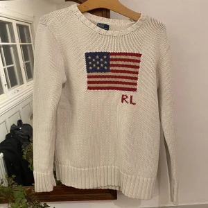 Ralph Lauren knit - Tjena! Säljer nu min otroligt eftertraktade Ralph Lauren tröja då den är lite för liten för mig som är 178. Tröjan är i perfekt skick och otroligt snygg. Hör av dig om du har några frågor eller funderingar. Pris kan diskuteras