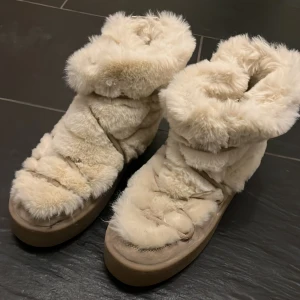Vinterskor  - Säljer dessa vinterskor från hm då de ej kommer till användning Dom är dock avklippta nån cm eftersom det var väldigt långa  Knappt använda 💫