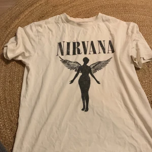 Köpgärna  - Säljer denna tröja kommer inte i håg vart den är från tror Cubus.Såg att den vara smutsig tvättar inan köp kommer göra det med alla saker jag säljer)