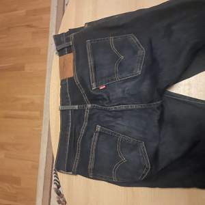 Levis jeans 513 Använda ett par gånger då dem va lite för stora för mig så är i ett bra skick Ny pris 1200kr