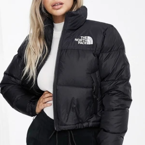 The North Face jacka   - The North face jacka köpt i slutet av augusti, bra skick och inte alls mycket använd. Pris kan diskuteras. Finns fler bilder vid behov! 