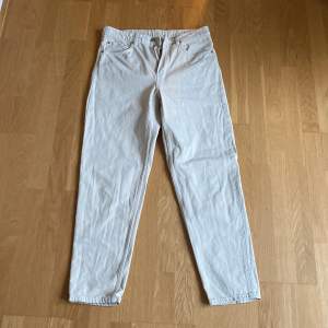 Säljs ett par ”smutsvita” jeans från weekday som är i mycket bra skick och han används en del men har inga tecken på skador eller liknande! Passform är straight Orginalpris: 600kr