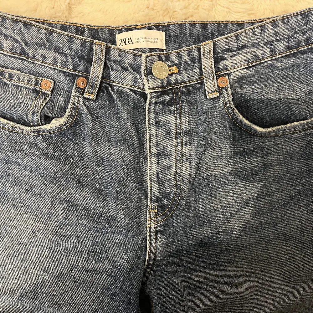 Straight leg jeans Mid waist från zara🤎 I storlek 38. I bra skick och endast använda ett fåtal gånger. Köparen står för frakten.. Jeans & Byxor.