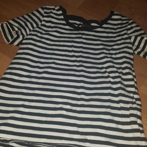 randig tröja ifrån ginatricot - randig tröja ifrån gina och de är i stl S och är i super duper bra skick, använt typ 3 ggr och inga deffekter💖