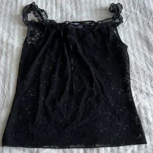 spets topp y2k goth - storlek: S / M. den är see-through. har inte möjlighet att visa bild på! möts i stockholm eller fraktar 🖤