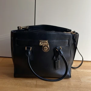 Micheal kors väska - Micheal kors väska, snålt använd men hänget har skrapat bort lite färg men syns inte om man har hänget där.