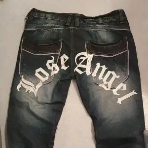 En fin Los Angel unisex jeans byxa som sitter buggy. Användade en gång och passar till allt.passar S_ m