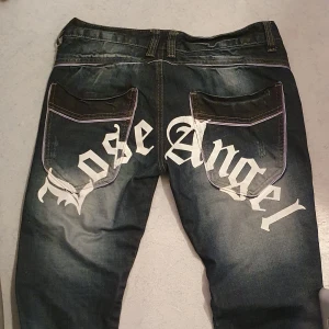 Vintage y2k Los Angel jeans - En fin Los Angel unisex jeans byxa som sitter buggy. Användade en gång och passar till allt.passar S_ m