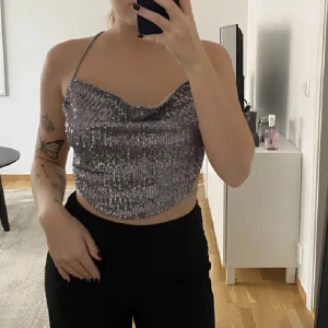 Glittrig top - Säljer denna jättefina glittriga toppen som jag köpt här på plick. Säljer pga jag har två. Lånat bilderna från säljaren<3 