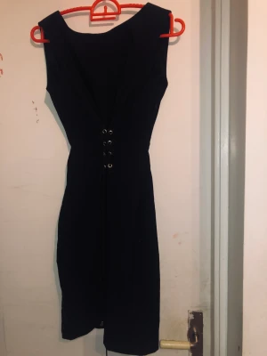 Svart snygg kläning  - Man kan göra så den sitter tajtare vid midjan 