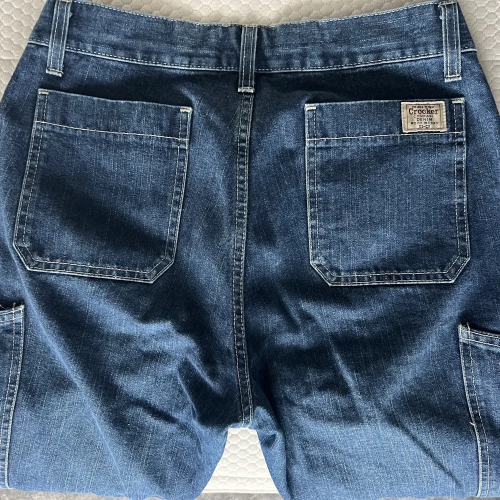 Supersnygga och trendiga cargo-jeans!! Stora och baggy på mig som är strl S (vilket är Supersnyggt) . Skulle säga att det är typ strl M W: 32 L: 32. Jeans & Byxor.