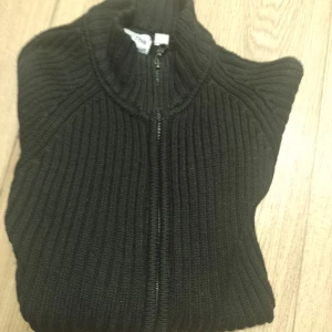 Stickad tröja  - Varm tröja med dragkedja, storlek 134/140