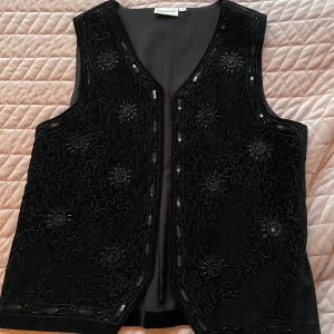 Väst - Så fin väst i bra material! Mycket bra skick, känns som ny! ❤️ Storlek: M -L