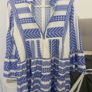 Sommar klänning  - Super fin och söt klännig till sommaren💙aldrig använd så ett väldigt fint skick, strl s-m och passar mig som är 163 men funkar även för längre och kortare 