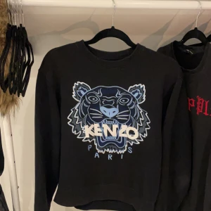 Kenzo tröja  - Kenzo tröja i storlek xs, köpt på ROOM 1006, skick 7/10