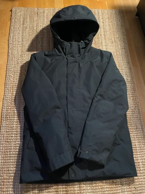 Elvine Blå Jacka - Vinterjacka, fungerar även bra som skidjacka. Som ny, använd ett fåtal gånger 